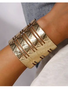 Fashion Gold Alloy Openwork Glossy Carved Open Bracelet